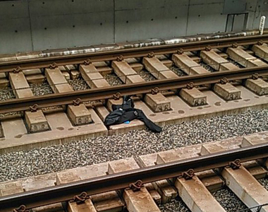 珍事件《電車車掌棄制服逃跑》遺留在鐵軌上的制服到底是怎麼一回事？
