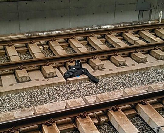 珍事件 電車車掌棄制服逃跑 遺留在鐵軌上的制服到底是怎麼一回事