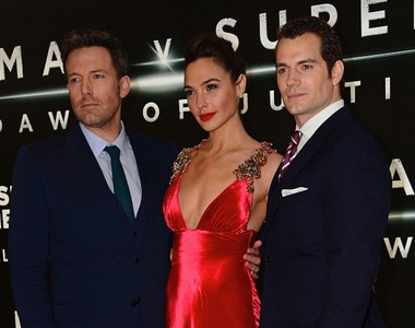 《蝙蝠俠對超人》歐洲首映 連水行俠與閃電俠都來了～