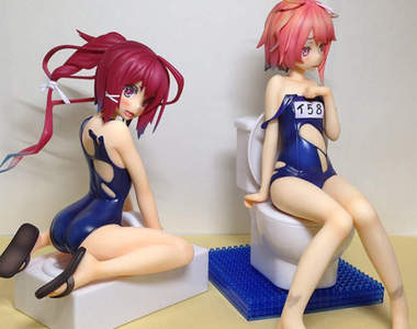 馬桶飲料新產品《蹲式馬桶食玩》搭配美少女公仔超變態……