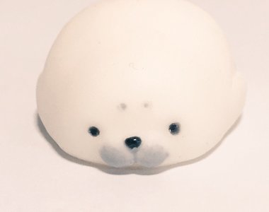 《超Q彈海豹》新姿勢新感覺 這不是賴在床上不想起來的模樣嗎XD