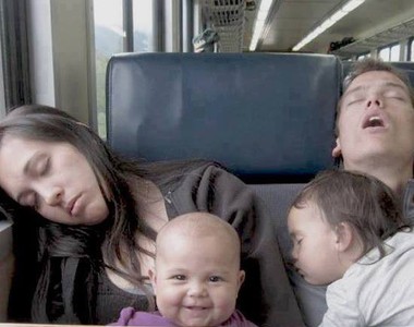 疲倦的父母～小孩還沒睡爸媽已經睡死了