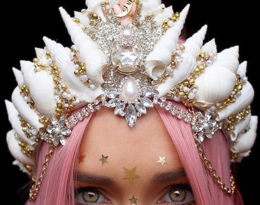 美得冒泡《貝殼王冠》設計製作的是一位懷抱美人魚夢的大美女～❤