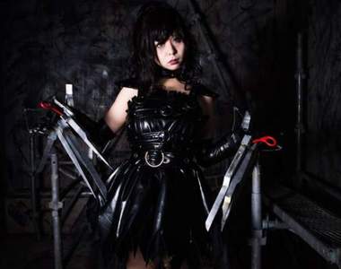 《HORROR美少女》剪刀手愛德華一股懶洋洋的樣子既病態又可愛