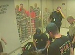 《最溫馨逃獄故事》獄警倒地 囚犯是救還是不救? 《最溫馨逃獄故事》獄警倒地 囚犯是救還是不救?