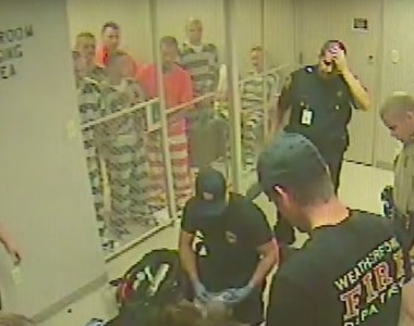 《最溫馨逃獄故事》獄警倒地 囚犯是救還是不救？