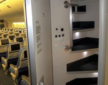 《空服員才知道的秘密》飛機上的樓梯通往的是？
