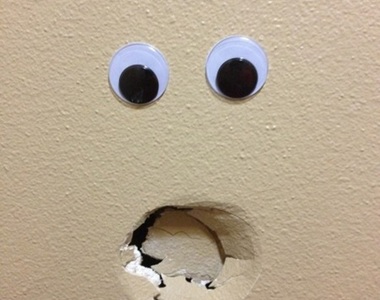 《讓牆壁破洞變成藝術》這是家人惱羞成果發表會嗎？