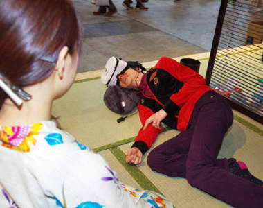 滿足宅宅夢想《VR美少女膝枕掏耳朵》看在別人眼中完全是羞恥PLAY……