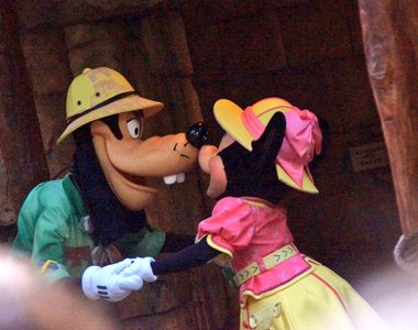 《迪士尼樂園的崩壞一瞬間》米妮劈腿竟然被米奇現場抓包！？