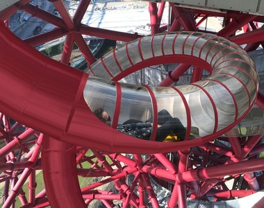 《世界最長溜滑梯開張》滑到地面褲子會不會已磨破？