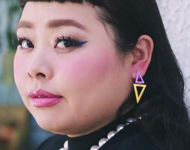 《意外的腮紅畫法》耳朵打上腮紅竟然有招桃花的效果?