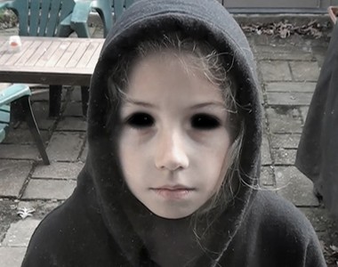 都市傳說《黑眼小孩之謎》難道不是被惡魔附身了嗎？