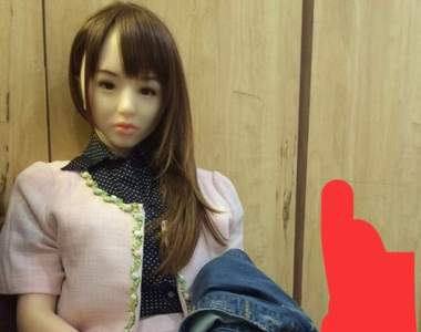 網友接收《公司不要的情趣娃娃》該不會老闆跟上司都玩過了吧？