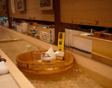 迴轉壽司的退化型？《水流式迴轉喫茶店》料理會自己坐船漂到你面前w