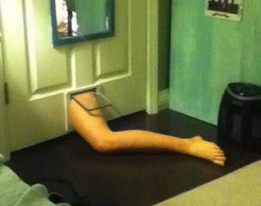 KUSO《醉後糗事分享》給手機吃巧克力充電吧～