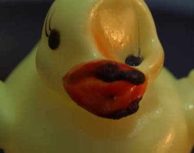 《物品加熱熔解縮時攝影》整個影片充滿濃濃的燒塑膠味...