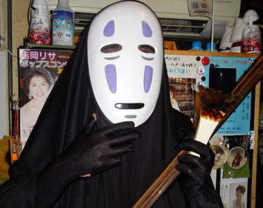 《無臉男彈奏三味線》白天見到不知該如何反應的COSPLAY……