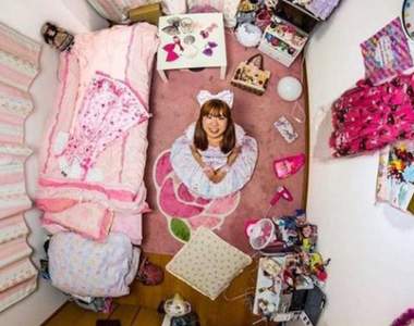 《世界各地青壯年的房間》擺滿槍枝的是哪一個國人的房間呢?