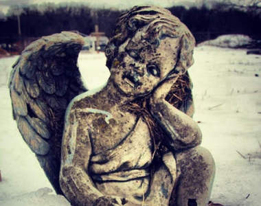 《墓園的恐怖雕像》擺在那邊是想嚇死人嗎（？）