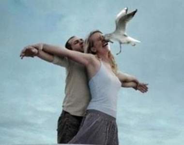 《感到自己被命運針對的瞬間》旁觀者雖然覺得同情但也只能笑了