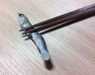 手作《木雕魚乾筷架》不要以為我不知道你拿真的小魚乾來騙我喔(゚⊿゚)