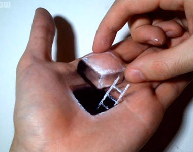 《手掌3D藝術》神人在自己手心開了一個方形黑洞(ﾟдﾟ)