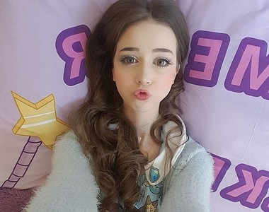 《22吋小蠻腰芭比》完成度高的代價是每天化妝3小時