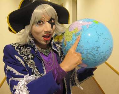 日本地球儀藝人《分不清台灣與馬達加斯加》慘遭敲頭懲罰……