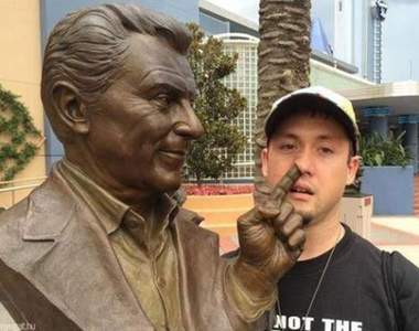 《如何與雕像拍出有趣合照》就讓這些調皮的老外來示範給大家看囉～