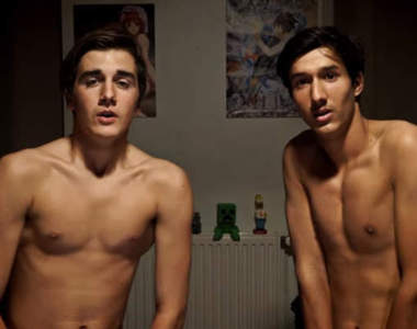 《裸男玩光劍的真相》黑暗中揮舞的光劍竟然是wwww