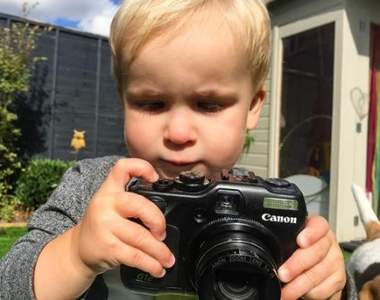 攝影師《給一歲半的兒子玩類單眼相機》究竟小朋友會拍出什麼樣的照片呢？