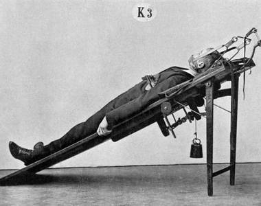 《世界第一間健身房》黑白照 確定這是健身房不是行刑室?