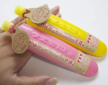 話題商品《漿糊護手霜》都幾歲了還把漿糊塗在手上玩?