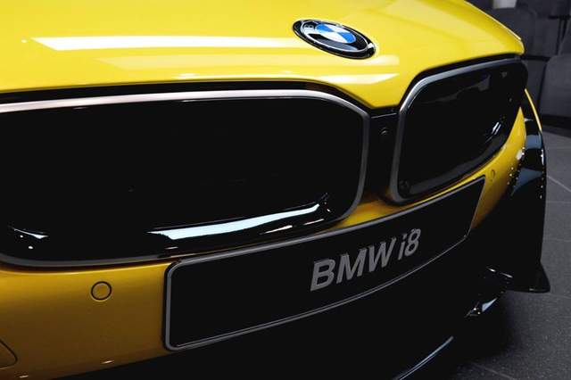 黃的高調《BMW i8》阿布達比專屬新衣上身 - 圖片4