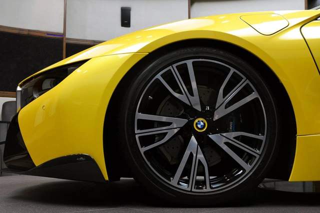 黃的高調《BMW i8》阿布達比專屬新衣上身 - 圖片5