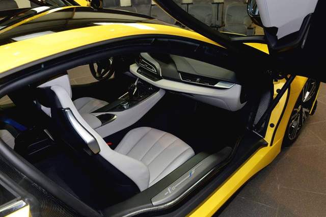 黃的高調《BMW i8》阿布達比專屬新衣上身 - 圖片10