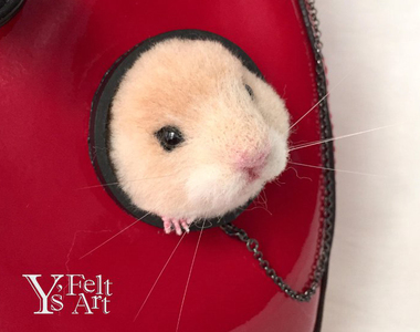 《探頭的倉鼠胸針》完全就是準備從寵物袋脫逃的模樣啊ww