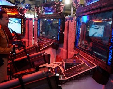 《進擊的巨人 TEAM BATTLE》大型機台遊戲　真的要手握超硬質刀戰鬥！？