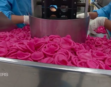 《保險套工廠參觀》你的弟弟有比機器大隻嗎？