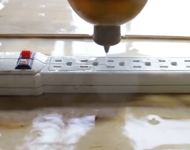 《水刀切割》不管什麼東西都要拿來切看看