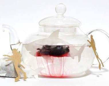 《會流血的鯊魚茶包》等等我不敢喝血阿......