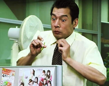 《超過激泡麵廣告》調味粉用吸的未免也太強了吧