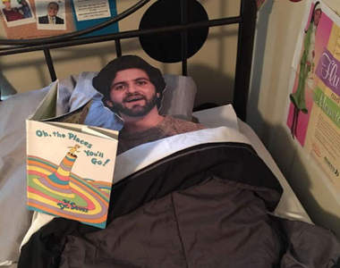 在外讀書怕爸媽太想你？做個人型立牌代替你在家吧w