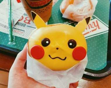 韓國Krispykreme推出《精靈寶可夢甜甜圈》不過每一間做的臉都不太一樣XD