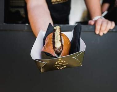 《世界上最貴的熱狗》快餐車趴趴走販賣中 一餐都沒吃過這麼貴欸～