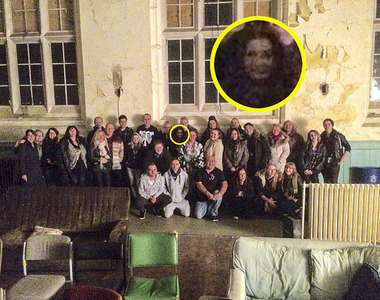 《清晰靈異照片》拍團體照時發現站在旁邊的人不認識...