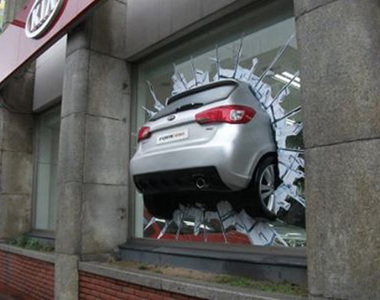 《你GTA了沒有》網友一搜〝車子衝入店裡的照片〞結果找到了這麼多便利店遭殃的圖