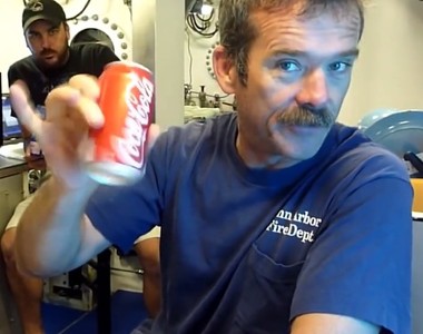 科學實驗《在海底開搖過的可樂》發生了什麼事情？