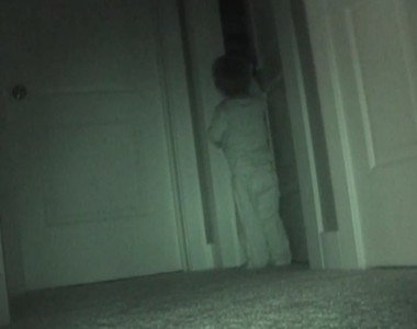 《天才搗蛋鬼》玩具每晚不見 攝影機拍到的「鬼」原來是...